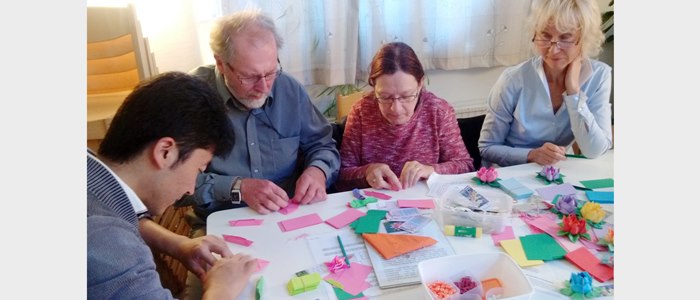 Хора се учат как да правят лотосови цветя оригами