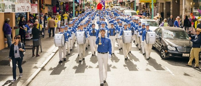 Духовият „Небесен оркестър“ предвожда парад на Фалун Гонг.